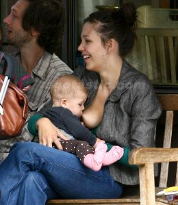 maggie-gyllenhaal-breast-feeding