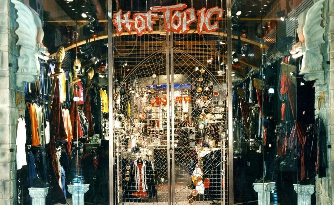 front store view of "Hot Topic"